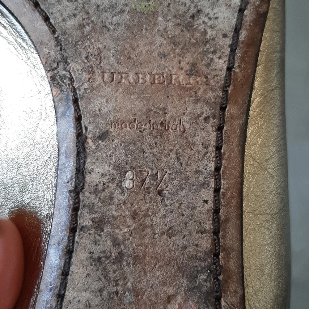 Burberry gold open toed  flats - Picture 8 of 8